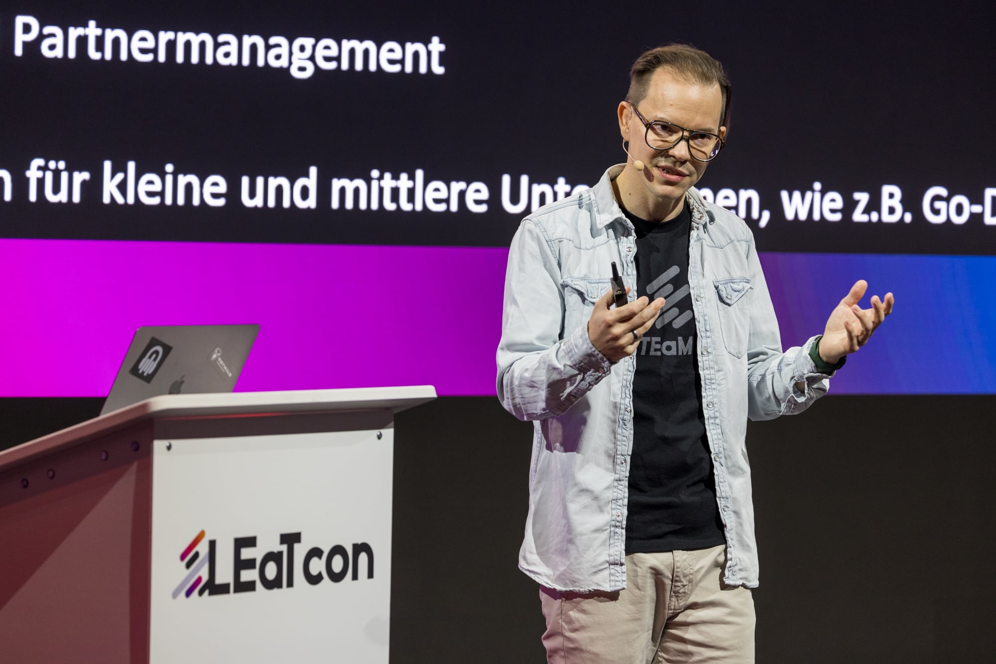 Marcel Courth auf der Mainstage während seiner Keynote auf der LEaT con 24